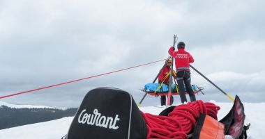 Stire din Eveniment : Salvamontiștii au recuperat de pe munte doi cetăţeni ucraineni. Unul dintre ei avea probleme medicale