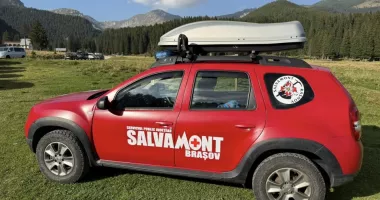 Stire din Eveniment : Doi turiști s-au răsturnat cu mașina într-o zonă greu accesibilă. Misiune dificilă pentru salvamontiști