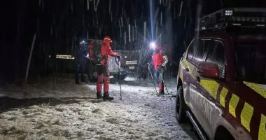 Stire din Eveniment : ATV răsturnat în Munții Baiului. Un turist a fost rănit