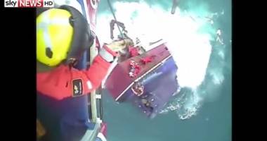 Stire din Actualitate : Paza de Coastă britanică a filmat salvarea a cinci pescari naufragiați, printre care și un român / VIDEO