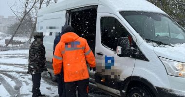 Stire din Eveniment : Un constănțean fără locuință a cerut ajutor polițiștilor să-l adăpostească, împreună cu cățelul său, de viscol
