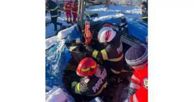 Stire din Eveniment : Pompierii au salvat o persoană prinsă sub un acoperiș prăbușit