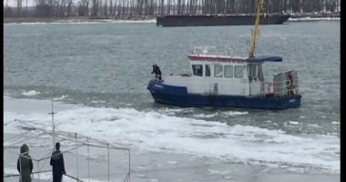 Stire din Eveniment : VIDEO / La un pas de moarte. O femeie a fost salvată dintre sloiuri