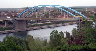 Stire din Eveniment : Salvată în ultimul moment, după ce a sărit de pe "podul sinucigașilor"