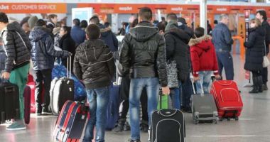 Stire din Social : Peste jumătate dintre adolescenții români plănuiesc să plece din țară
