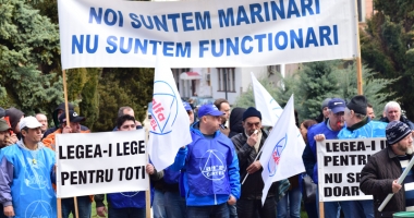 Salvatorii maritimi au bătut butoaiele sub fereastra prefectului - 2