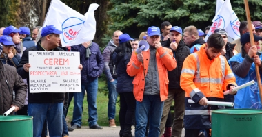 Salvatorii maritimi au bătut butoaiele sub fereastra prefectului - 10
