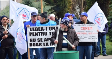Salvatorii maritimi au bătut butoaiele sub fereastra prefectului - 11