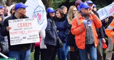 Salvatorii maritimi au bătut butoaiele sub fereastra prefectului - 3