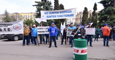 Salvatorii maritimi au bătut butoaiele sub fereastra prefectului - 4