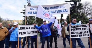 Salvatorii maritimi au bătut butoaiele sub fereastra prefectului - 5