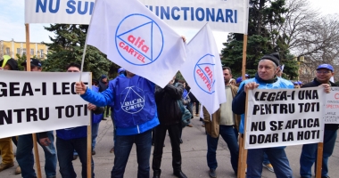 Salvatorii maritimi au bătut butoaiele sub fereastra prefectului - 6