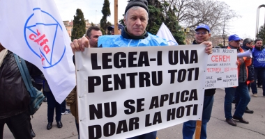 Salvatorii maritimi au bătut butoaiele sub fereastra prefectului - 7