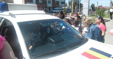Sediul Rutierei, "invadat" de copii. Iată ce cadouri le-au făcut polițiștii / Galerie foto - 5