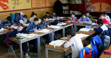 Stire din Cultură-Educație : S-a micșorat numărul de locuri în licee