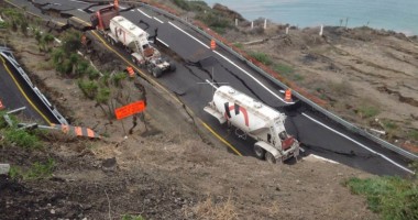 Stire din Actualitate : Autostradă suspendată, PRĂBUȘITĂ! Un camion, strivit sub tone de beton și metal
