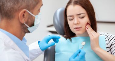 Stire din Sănătate : De ce sângerează gingiile când folosiți ața dentară