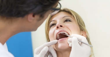 Stire din Sănătate : Ce sunt sângerările gingivale - cauze și tratament