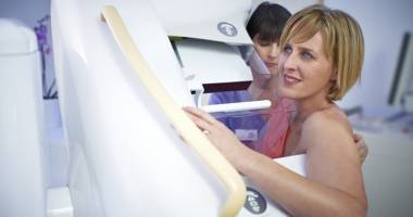 Stire din Sănătate : Sâni dureroși și menstruație neregulată. Dereglări hormonale sau cancer?
