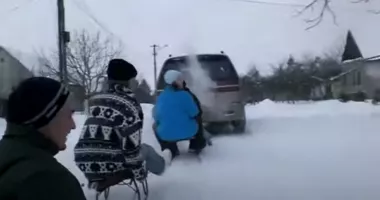 Stire din Eveniment : Accident tragic. Un bărbat și-a pierdut viața după ce a căzut de pe o sanie trasă de un autoturism