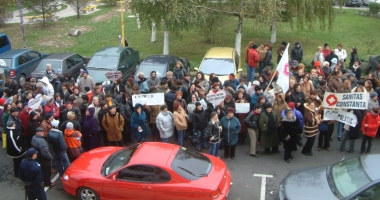 Stire din Social : Asistenții medicali pun halatele-n cui. Salariile din Sănătate  sunt "cârpeli"
