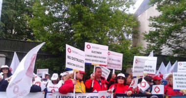 Stire din Sănătate : Protest la Ministerul Sănătății. Sindicaliștii au reluat pichetările
