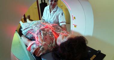 Stire din Sănătate : Șanse la viață pentru bolnavii de cancer:  programul de radioterapie, decontat de stat