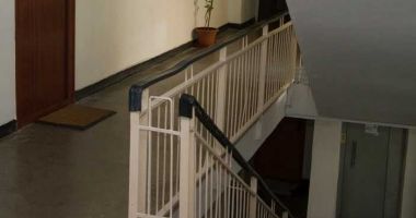 Stire din Eveniment : Femeie agresată sexual în casa scării unui bloc de locuinţe
