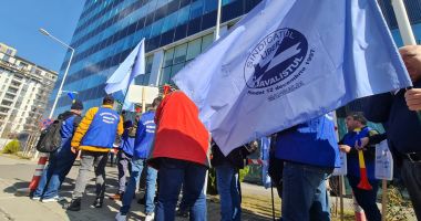 "Suntem lăsaţi în derivă!". Muncitorii de la Şantierul Naval Damen Mangalia, strigăt de durere - 2