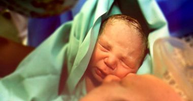 Stire din Actualitate : O femeie a dat naștere unui băiețel, după ce a primit un transplant de uter de la sora ei geamănă