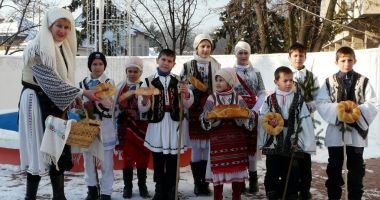 Stire din Cultură-Educație : Spectacol de folclor, la Centrul "Jean Constantin". "Sărbători populare dobrogene"