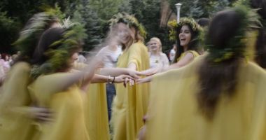 Stire din Social : Sânzienele sau Drăgaica, noaptea magică în care se deschid Porţile Cerurilor