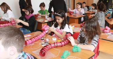 Stire din Cultură-Educație : La limita aroganței! Bătălia ofertelor în săptămâna "Școala Altfel"