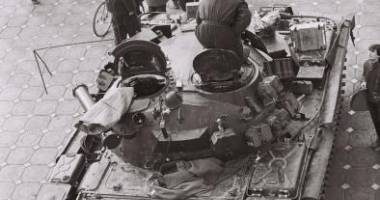 Imagini document / 25 DE ANI DE LA REVOLUȚIE - 22 decembrie 1989: Fuga lui Ceaușescu și zeci de mii de oameni în stradă, sub tiruri de gloanțe - 11