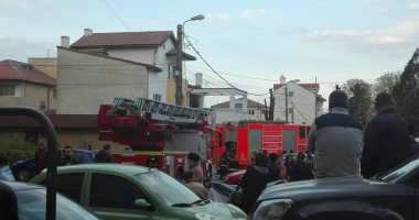 Galerie foto. PANICĂ ÎNTR-UN BLOC DIN CONSTANȚA. Zeci de locatari evacuați, după ce un apartament a fost cuprins de flăcări - 7