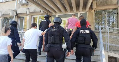 Stire din Eveniment : Șapte tineri sunt cercetați după ce au bătut și imobilizat mai multe persoane pentru a le fura banii