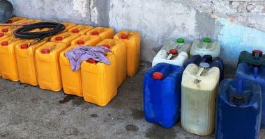 Stire din Eveniment : Şapte şoferi şi un paznic, reţinuţi pentru furt de combustibil de la societatea unde lucrau