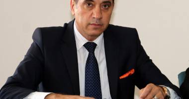 Stire din Politică-Administrație : "Șapte studenți vor face practică la cabinetul meu senatorial"