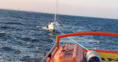 FOTO Ambarcațiune cu doi români la bord aflată în dificultate pe mare au solicitat sprijinul SAR ARES - 2