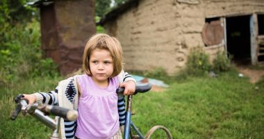 Stire din Social : În România sunt cei mai mulți copii afectați de sărăcie, la nivel european