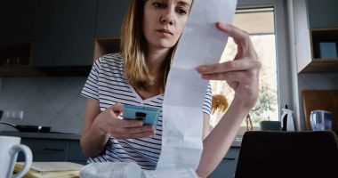 Stire din Actualitate : ChatGPT îți arată cum să supraviețuiești cu salariul minim pe lună în România