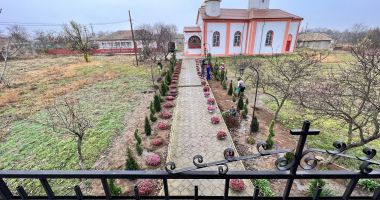 Stire din Politică-Administrație : Primăria Saraiu s-a implicat în igienizarea curţii bisericii "Sfântul Gheorghe"
