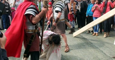 Eveniment unic în comuna Saraiu. "Calea Crucii", refăcută în Joia Mare. GALERIE FOTO - 2
