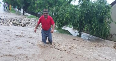 GALERIE FOTO / JALE LA SARAIU. Gospodării inundate și persoane evacuate - 2