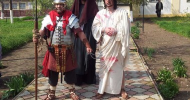 Galerie Foto / Eveniment unic în comuna Saraiu. "Calea Crucii", refăcută în Joia Mare - 3