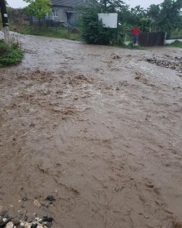 Ploaia a "înghițit" județul Constanța. Străzi inundate și rupte, canalizări refulate și gunoaie care au plutit peste tot - 5