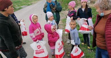 Stire din Politică-Administrație : Cadouri din partea autorităţilor pentru locuitorii comunei Saraiu