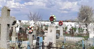 Stire din Politică-Administrație : Primăria Saraiu cosmetizează cimitirul din localitate înainte de sosirea Paştelui