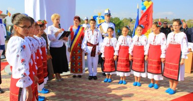 Vicepremierul Gabriel Oprea  a primit cheia localității Saraiu de la primarul Dorinela Irimia - 2