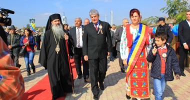 Vicepremierul Gabriel Oprea  a primit cheia localității Saraiu de la primarul Dorinela Irimia - 4